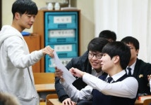 [2016년도 수능 성적표 배부] ‘한숨·안도’ 엇갈린 고3 교실