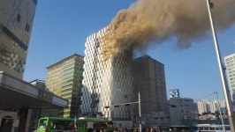 서울대입구역 앞 건물 화재…인명피해 없어