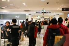 희비 엇갈리는 유통업계…내리막길 백화점 vs 오르막길 편의점