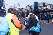 예비후보 등록한 더민주 국회의원 이원욱(화성을), 병점역 출근인사로 선거운동 돌입