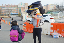 화성서부경찰서 등굣길 캠페인, 피해자보호·학교폭력예방 홍보활동 실시