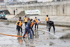 군포시장-군포시의회 의장 등 40여명 산본천 정화활동 실시