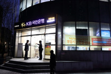 야간영업·디지털창구·출장뱅킹까지…은행 점포, 변해야 산다