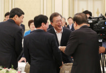 文대통령, 여당의원 청와대 초청 오찬…정기국회 협력 강조