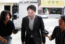‘150조 보물선 투자사기 의혹’ 신일그룹 최용석·류상미 경찰 출석