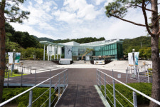 집채 만한 기타, 큼지막한 달항아리...이천 예스파크에서 즐기는 도자기 체험