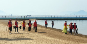 BNK경남은행, 바다의 날 맞아 해수욕장 환경정화 봉사활동 실시