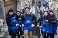 현대백화점그룹, 연탄 나눔 봉사 활동…2억 원 상당 연탄 기부