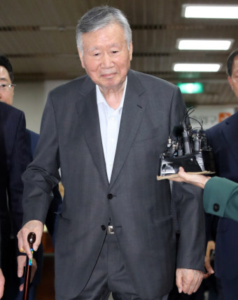 ‘건강상 이유’ 이중근 부영 회장 이달말까지 구속집행 정지