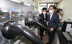 성윤모 장관, 그린뉴딜 R&D 중요…슈퍼태양전지 연구현장 방문