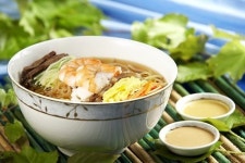 여름 별미 이색 중국식 냉면, 새콤달콤 육수에 형형색색 면발의 짜릿한 유혹