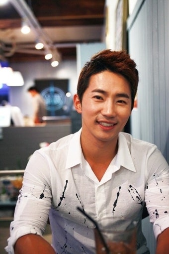 뮤지컬 ‘시카고’ 1인6역의 배심원 배역 전호준, 화려한 연기변신에 갈채