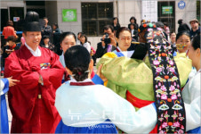 꽃가마 탄 예쁜 외국인 신부들 너무 행복해요