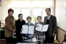 원주남문교회 관설초교에 마음 따뜻한 장학금 전달