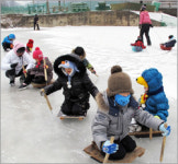 충주시, 향산2구 마을 5년째 얼음 썰매장 운영