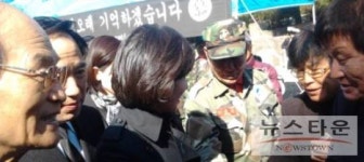 박정희대통령 제32기 추도식에 참석한 추도객과 자원봉사자