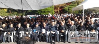 박정희대통령 제32기 추도식에 참석한 추도객과 자원봉사자