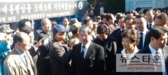 박정희대통령 제32기 추도식에 참석한 추도객과 자원봉사자
