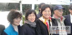 박정희대통령 제32기 추도식에 참석한 추도객과 자원봉사자