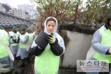 원주 겨울비속에 사랑의 연탄 나누기