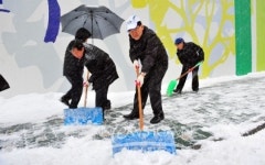 구청장이 직원들과 함께 제설작업 구슬땀