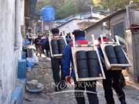 국민건강보험공단 인천부평지사, 저소득층 연탄 지원 배달에 나서