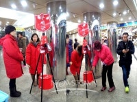 동인천 지하상가 통로에 구세군 자선남비 등장