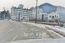 원주시 인도 좁혀 개인사업체 진입로 만들어 줘