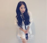 나인뮤지스 민하 인기가요 인증샷, 박시한 와이셔츠 입은 채 요염한 포즈 눈길