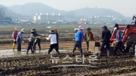 아산시 도시계획과, 못자리 상토담기 등 농촌사랑 실천