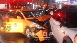 [25일 오후 10시 경] 농협은행 종로1가 지점 앞 도로 광화문 방향 교통사고 현장 화보