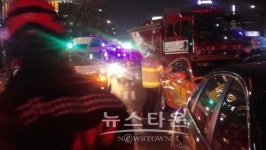 [25일 오후 10시 경] 농협은행 종로1가 지점 앞 도로 광화문 방향 교통사고 현장 화보