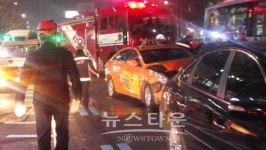 [25일 오후 10시 경] 농협은행 종로1가 지점 앞 도로 광화문 방향 교통사고 현장 화보