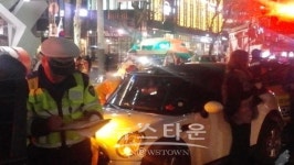 [25일 오후 10시 경] 농협은행 종로1가 지점 앞 도로 광화문 방향 교통사고 현장 화보