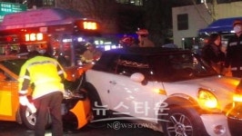 [25일 오후 10시 경] 농협은행 종로1가 지점 앞 도로 광화문 방향 교통사고 현장 화보