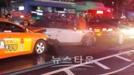 [25일 오후 10시 경] 농협은행 종로1가 지점 앞 도로 광화문 방향 교통사고 현장 화보