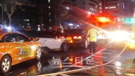 [25일 오후 10시 경] 농협은행 종로1가 지점 앞 도로 광화문 방향 교통사고 현장 화보