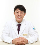 [위영만 칼럼] 다양한 원인에 의해 생긴 손떨림과 대인공포증