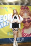 [뉴타포토]여성 댄스팀 리멤버 아라 '이국적인 미모로 손 하트'...전민경 기가막혀요 쇼케이스