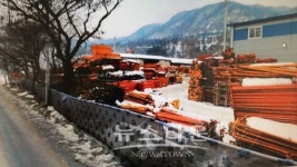 남양주 화도 D가설업체 45번국도 부지와 타인사유지, 하천 불법복계 폐자재 방치