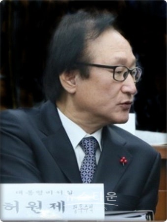 청와대 정무수석 '박 대통령 4월 퇴진 뜻 밝혀'
