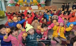 중랑구, 어린이집 아이들이 직접 모은 사랑의 동전 전달