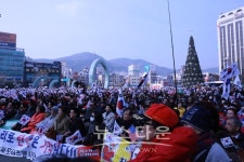 부산시민, 보수단체, 대통령 탄핵 기각해야 대규모 집회