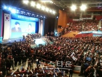 무릎 꿇고 국민들에게 사죄의 뜻밝혀