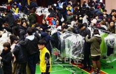 사람들로 북적이는 동대문구 교복나눔장터
