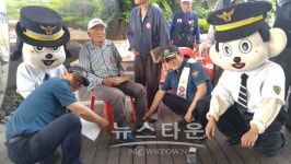 연천 경찰서, 노인학대예방 캠페인 및 실종예방을 위한 슈즈버클 배부행사
