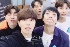 브이엑스 푸드(VX Food) | 아이돌 '브이 엑스(VX)' 팬들과 소통하는 시간, 'V LIVE' 코믹 모습 눈길