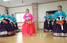 춘천, 공연봉사 변화! 민요와 무용 교차 관람