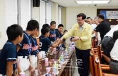 일본 동경도 도시마구 소년야구단, 동대문구 방문