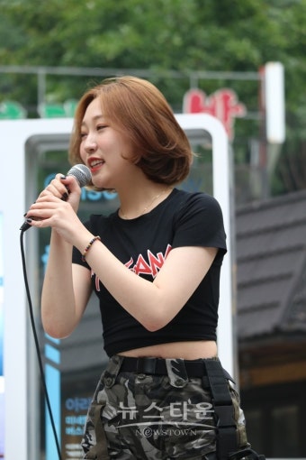 [뉴타포토]걸그룹 캐시코마 에이민 '군기 빠진 오빠들, 혼나!'...신촌 아리수 무대 '뉴타TV 특집 야외 공개방송 천미선 감독의 힐링 나눔버스킹'